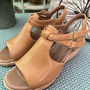 CLARKS Unstructured Tan Camel Leather Adjustable Strappy Wedge Sandal 7